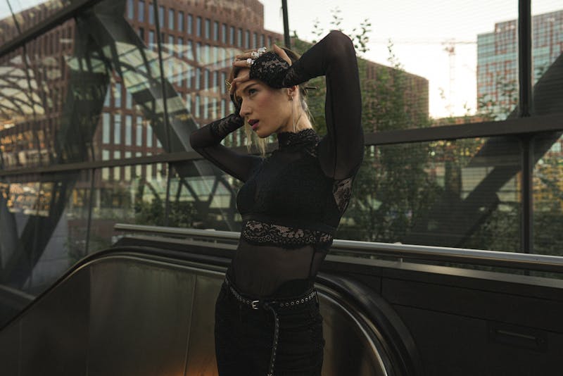 Scène nocturne glamour évoquant l'ambiance du Crazy Horse de Paris