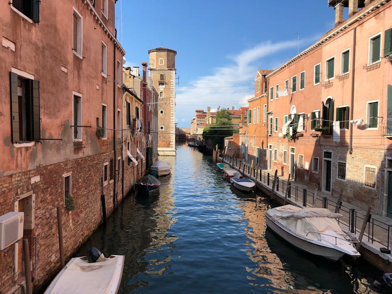 Coulisses d'une salle de spectacle parisienne, préparatifs avant la représentation